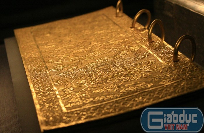 Kim sách bằng vàng có trang trí rồng triều Nguyễn, niên hiệu Tự Đức năm thứ 36, 1883